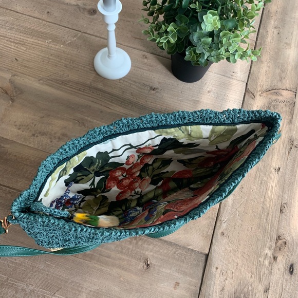 Green woven raffia messenger. - Picture 6 of 6